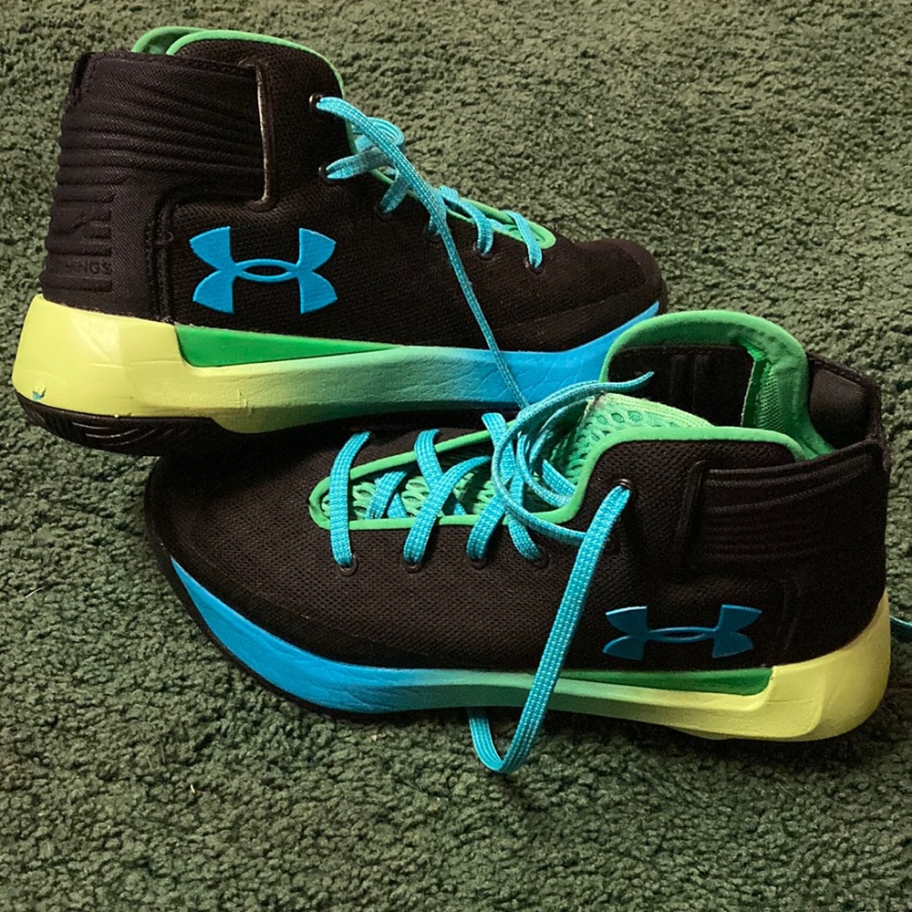 Under armour kids shoes size 7Y